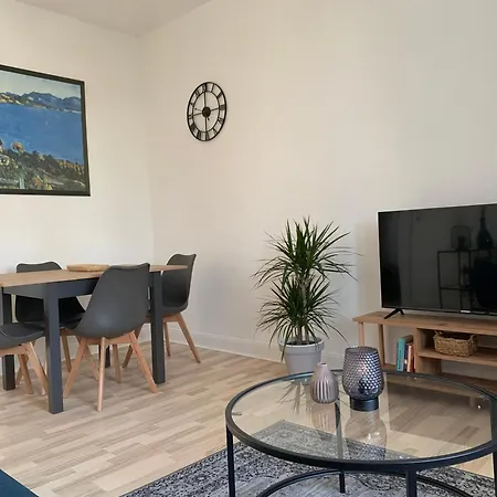 Bright In A Location Apartment *
